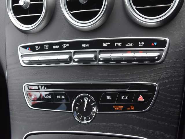 メルセデス・ベンツ Ｃ２２０ｄ アバンギャルド　AMGライン 和歌山県 2015(平27)年 5.8万km ポーラホワイト レザーエクスクルーシブパッケージ/レーダーセーフティ/キーレスゴー/アンビエントライト/エアサス/パドルシフト/LEDライト/黒革/シートヒーター/HUD/オートテールゲート/ナビ/バックカメラ/TV/BTオーディオ/パワーシート/シートヒーター/ETC