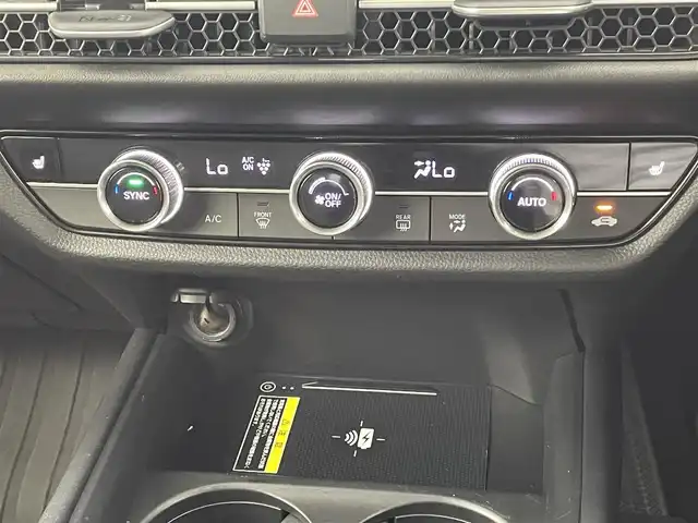 ホンダ ＺＲ－Ｖ ハイブリッド e:HEV Z 熊本県 2024(令6)年 1.9万km プラチナホワイトパール 純正ナビ　/全周囲カメラ　/前後ドライブレコーダー　/ビルトインＥＴＣ２．０　/前後クリアランスソナー　/前席シートヒーター　/前席パワーシート　/パワーバックドア　/ステアリングヒーター　/ホンダセンシング/・路外逸脱制御機能/・ブラインドスポットモニター/・踏み間違い軽減システム/・衝突軽減ブレーキ/・レーダークルーズコントロール/・レーンキープアシスト/横滑り防止/ダウンヒルアシスト/社外ゴムフロアマット/純正１８インチAW/オートライト/LEDヘッドライト/フォグライト/スマートキー/プッシュスタート/保証書