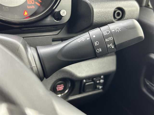 スズキ ジムニー ノマド FC 熊本県 2025(令7)年 0.1万km アークティックホワイトパール 禁煙車　/後ろのみクリアランスソナー　/スズキセーフティサポート/・デュアルセンサーブレーキサポート/・先行車発進お知らせ機能/・標識認識機能/・車線逸脱抑制機能/・ふらつき警報機能/・アダブティブクルーズコントロール/・誤発進制御機能/・後方誤発進抑制機能/横滑り防止/アイドリングストップ/ダウンヒルアシスト/前席シートヒーター/純正１５インチAW/オートライト/LEDヘッドライト/フォグライト/背面タイヤ/スマートキー/プッシュスタート/スペアキー1本