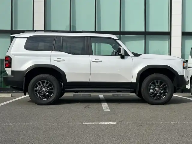 トヨタ ランドクルーザー ２５０ VX 和歌山県 2024(令6)年 0.4万km プラチナホワイトパールマイカ 純正12.3インチナビ/全方位カメラ/フルセグTV/BT/HDMI/衝突被害軽減ブレーキ/レーダークルーズコントロール/レーンキープアシスト/オートライト/前後コーナーセンサー/ブラインドスポットモニター/サンルーフ/デジタルインナーミラー/ビルトインETC2.0/純正ドラレコ/前席/・シートベンチレーション/・シートヒーター/・パワーシート/電動リアゲート/ルーフレール/ステアリングリモコン/LEDヘッドライト/フォグランプ