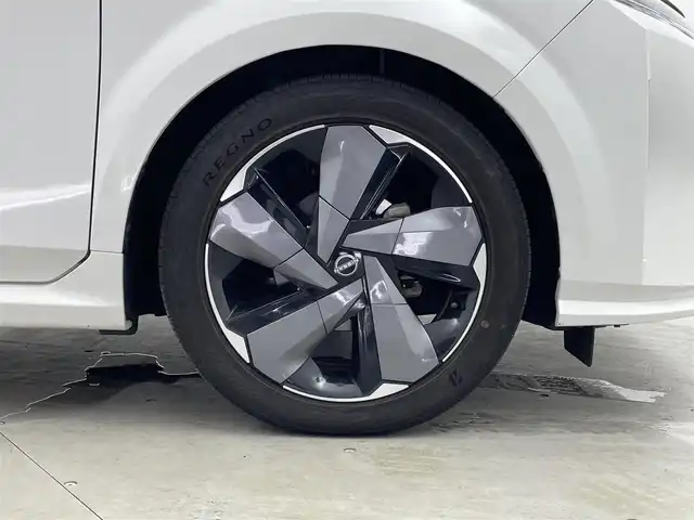 日産 オーラ G レザーエディション 福井県 2021(令3)年 2.7万km ピュアホワイトパール 純正ナビゲーション/【AM/FM/Bluetooth/フルセグTV/HDMI】/アラウンドビューモニター/ビルトインETC2.0/プロパイロット/・衝突軽減ブレーキ/・クルーズコントロール（追従有）/・車線逸脱警報機能/・レーンキープアシスト/インテリジェントルームミラー/BOSEスピーカー/プッシュスタート/スマートキー/スペアキー/オートライト/LEDヘッドライド/取扱説明書/新車時保証書