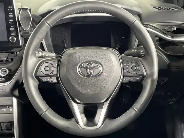トヨタ カローラ クロス Z 福岡県 2023(令5)年 1.1万km プラチナホワイトパールマイカ 純正ディスプレイオーディオ/（CD/DVD/BT/AM/FM）/フルセグ/バックカメラ/レーダークルーズコントロール/ビルトインETC/D/Nシートヒーター/D席パワーシート/電動リアゲート/オートホールド/横滑り防止装置/衝突軽減システム/レーンアシスト/コーナーセンサー/オートマチックハイビーム/ドアバイザー/前後ドラレコ/ステアリングスイッチ/プッシュスタート/スマートキー/純正AW17インチ