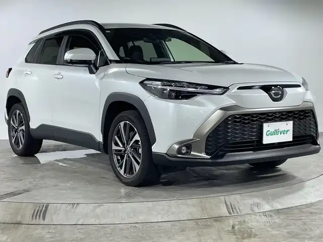 トヨタ カローラ クロス Z 福岡県 2023(令5)年 1.1万km プラチナホワイトパールマイカ 純正ディスプレイオーディオ/（CD/DVD/BT/AM/FM）/フルセグ/バックカメラ/レーダークルーズコントロール/ビルトインETC/D/Nシートヒーター/D席パワーシート/電動リアゲート/オートホールド/横滑り防止装置/衝突軽減システム/レーンアシスト/コーナーセンサー/オートマチックハイビーム/ドアバイザー/前後ドラレコ/ステアリングスイッチ/プッシュスタート/スマートキー/純正AW17インチ