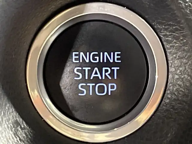 トヨタ カローラ クロス Z 福岡県 2023(令5)年 1.1万km プラチナホワイトパールマイカ 純正ディスプレイオーディオ/（CD/DVD/BT/AM/FM）/フルセグ/バックカメラ/レーダークルーズコントロール/ビルトインETC/D/Nシートヒーター/D席パワーシート/電動リアゲート/オートホールド/横滑り防止装置/衝突軽減システム/レーンアシスト/コーナーセンサー/オートマチックハイビーム/ドアバイザー/前後ドラレコ/ステアリングスイッチ/プッシュスタート/スマートキー/純正AW17インチ