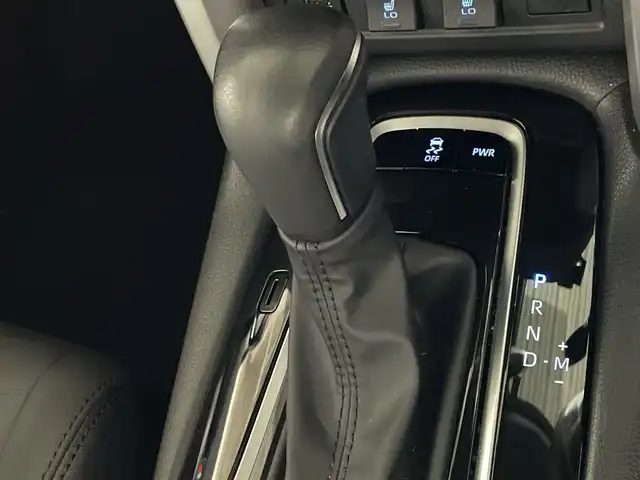 トヨタ カローラ クロス Z 福岡県 2023(令5)年 1.1万km プラチナホワイトパールマイカ 純正ディスプレイオーディオ/（CD/DVD/BT/AM/FM）/フルセグ/バックカメラ/レーダークルーズコントロール/ビルトインETC/D/Nシートヒーター/D席パワーシート/電動リアゲート/オートホールド/横滑り防止装置/衝突軽減システム/レーンアシスト/コーナーセンサー/オートマチックハイビーム/ドアバイザー/前後ドラレコ/ステアリングスイッチ/プッシュスタート/スマートキー/純正AW17インチ