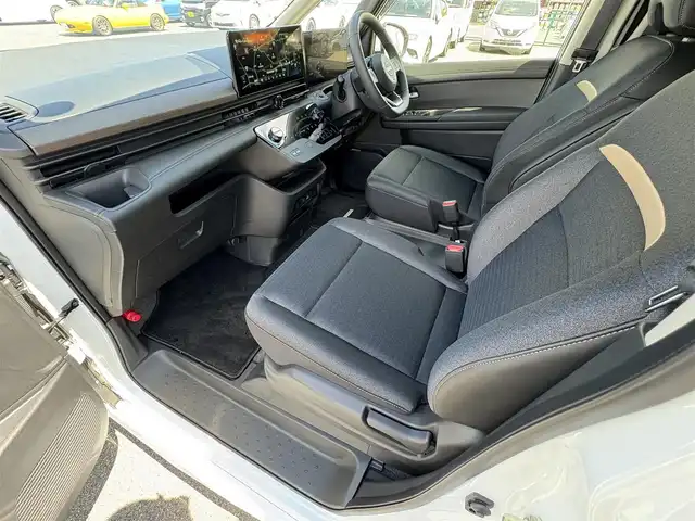 日産 セレナ e－パワー ハイウェイスター V 熊本県 2025(令7)年 0.4万km プリズムホワイト ・純正ナビ(BT/AppleCarPlay/USB)/・フルセグテレビ/・アラウンドビューモニター/・フリップダウンモニター/・プロパイロット/・ETC 2.0/・エマージェンシーブレーキ/・ブラインドスポットモニター/・両側パワースライドドア/・デジタルインナーミラー/・ブレーキホールド/・オートハイビーム/・シートヒーター/・ステアリングリモコン/・ステアリングヒーター