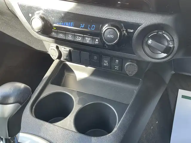 トヨタ ハイラックス Z 宮崎県 2020(令2)年 5.7万km スーパーホワイトⅡ 純正7インチナビ(Bluetooth/フルセグTV/CD/DVD)/ETC/バックカメラ/USB・HDMIポータル/前方ドラレコ/４WD/ディーゼルターボ/プリクラッシュセーフティー/レーダークルーズコントロール/純正17インチアルミホイール/純正フロアマット/ダウンヒルアシスト