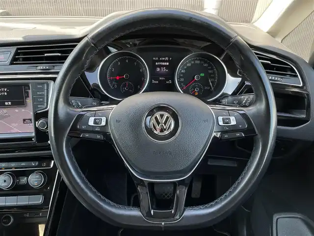 フォルクスワーゲン ゴルフ トゥーラン TSI ハイライン 長野県 2017(平29)年 4.8万km 黒 純正後席モニター /DiscoverProナビ /TV /バックカメラ /CarPlay対応 /アダプティブクルーズ /レーンキープアシスト /LEDヘッドライト　/シートヒーター /ルーフコンソール /パークセンサー /ルーフレール /プッシュスタート /ETC