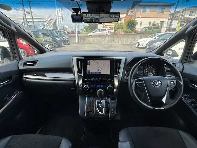 トヨタ ヴェルファイア ゴールデンアイズⅢ 静岡県 2022(令4)年 5.2万km ホワイトパールクリスタルシャイン ●純正ナビ/(Bluetooth)/●ハーフレザーシート/●バックカメラ/●レーダークルーズコントロール/●ブラインドスポットモニター/●衝突被害軽減システム/●レーンキープアシスト/●前後コーナーセンサー/●電動パーキングブレーキ/●オートブレーキホールド/●三眼LEDライト＆フォグランプ/●オートライト/●オートマチックハイビーム/●コンビステアリング/●ステアリングスイッチ/●ETC/●前後ドライブレコーダー/●電動リアゲート/●デジタルインナーミラー/●オットマン/●両側パワースライド/●ドアバイザー/●スマートキー/●プッシュスタート/●純正フロアマット/●純正18インチアルミホイール/●W＋サイド＋ニーSRS＋ABS