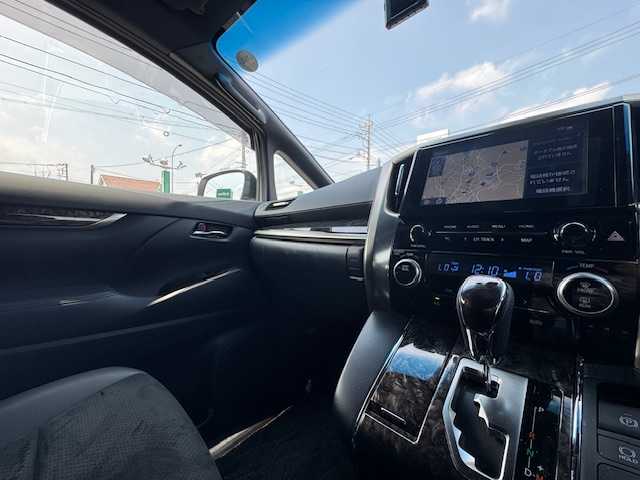 トヨタ ヴェルファイア ゴールデンアイズⅢ 静岡県 2022(令4)年 5.2万km ホワイトパールクリスタルシャイン ●純正ナビ/(Bluetooth)/●ハーフレザーシート/●バックカメラ/●レーダークルーズコントロール/●ブラインドスポットモニター/●衝突被害軽減システム/●レーンキープアシスト/●前後コーナーセンサー/●電動パーキングブレーキ/●オートブレーキホールド/●三眼LEDライト＆フォグランプ/●オートライト/●オートマチックハイビーム/●コンビステアリング/●ステアリングスイッチ/●ETC/●前後ドライブレコーダー/●電動リアゲート/●デジタルインナーミラー/●オットマン/●両側パワースライド/●ドアバイザー/●スマートキー/●プッシュスタート/●純正フロアマット/●純正18インチアルミホイール/●W＋サイド＋ニーSRS＋ABS