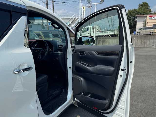 トヨタ ヴェルファイア ゴールデンアイズⅢ 静岡県 2022(令4)年 5.2万km ホワイトパールクリスタルシャイン ●純正ナビ/(Bluetooth)/●ハーフレザーシート/●バックカメラ/●レーダークルーズコントロール/●ブラインドスポットモニター/●衝突被害軽減システム/●レーンキープアシスト/●前後コーナーセンサー/●電動パーキングブレーキ/●オートブレーキホールド/●三眼LEDライト＆フォグランプ/●オートライト/●オートマチックハイビーム/●コンビステアリング/●ステアリングスイッチ/●ETC/●前後ドライブレコーダー/●電動リアゲート/●デジタルインナーミラー/●オットマン/●両側パワースライド/●ドアバイザー/●スマートキー/●プッシュスタート/●純正フロアマット/●純正18インチアルミホイール/●W＋サイド＋ニーSRS＋ABS