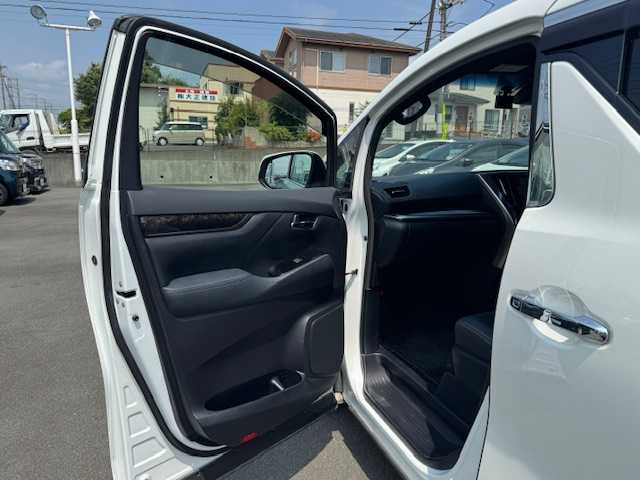 トヨタ ヴェルファイア ゴールデンアイズⅢ 静岡県 2022(令4)年 5.2万km ホワイトパールクリスタルシャイン ●純正ナビ/(Bluetooth)/●ハーフレザーシート/●バックカメラ/●レーダークルーズコントロール/●ブラインドスポットモニター/●衝突被害軽減システム/●レーンキープアシスト/●前後コーナーセンサー/●電動パーキングブレーキ/●オートブレーキホールド/●三眼LEDライト＆フォグランプ/●オートライト/●オートマチックハイビーム/●コンビステアリング/●ステアリングスイッチ/●ETC/●前後ドライブレコーダー/●電動リアゲート/●デジタルインナーミラー/●オットマン/●両側パワースライド/●ドアバイザー/●スマートキー/●プッシュスタート/●純正フロアマット/●純正18インチアルミホイール/●W＋サイド＋ニーSRS＋ABS