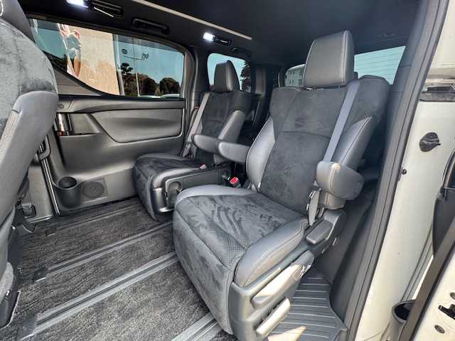 トヨタ ヴェルファイア ゴールデンアイズⅢ 静岡県 2022(令4)年 5.2万km ホワイトパールクリスタルシャイン ●純正ナビ/(Bluetooth)/●ハーフレザーシート/●バックカメラ/●レーダークルーズコントロール/●ブラインドスポットモニター/●衝突被害軽減システム/●レーンキープアシスト/●前後コーナーセンサー/●電動パーキングブレーキ/●オートブレーキホールド/●三眼LEDライト＆フォグランプ/●オートライト/●オートマチックハイビーム/●コンビステアリング/●ステアリングスイッチ/●ETC/●前後ドライブレコーダー/●電動リアゲート/●デジタルインナーミラー/●オットマン/●両側パワースライド/●ドアバイザー/●スマートキー/●プッシュスタート/●純正フロアマット/●純正18インチアルミホイール/●W＋サイド＋ニーSRS＋ABS