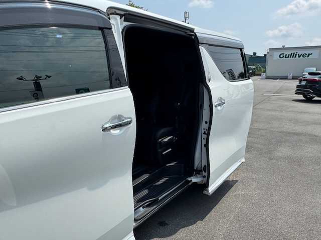 トヨタ ヴェルファイア ゴールデンアイズⅢ 静岡県 2022(令4)年 5.2万km ホワイトパールクリスタルシャイン ●純正ナビ/(Bluetooth)/●ハーフレザーシート/●バックカメラ/●レーダークルーズコントロール/●ブラインドスポットモニター/●衝突被害軽減システム/●レーンキープアシスト/●前後コーナーセンサー/●電動パーキングブレーキ/●オートブレーキホールド/●三眼LEDライト＆フォグランプ/●オートライト/●オートマチックハイビーム/●コンビステアリング/●ステアリングスイッチ/●ETC/●前後ドライブレコーダー/●電動リアゲート/●デジタルインナーミラー/●オットマン/●両側パワースライド/●ドアバイザー/●スマートキー/●プッシュスタート/●純正フロアマット/●純正18インチアルミホイール/●W＋サイド＋ニーSRS＋ABS