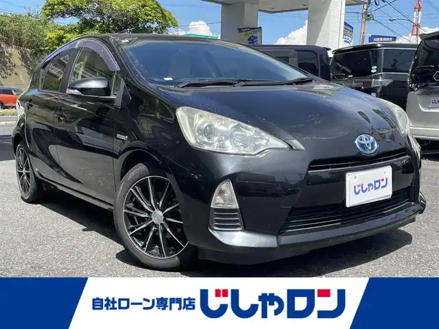 トヨタ アクア S 福岡県 2013(平25)年 7.5万km ブラックマイカ (株)IDOMが運営する【じしゃロン八幡西店】の自社ローン専用車両になります。こちらは現金またはオートローンご利用時の価格です。自社ローンご希望の方は別途その旨お申付け下さい/・ナビ（AVN668HD）/・DVD再生可/・ETC/・プッシュスタート/・純正フロアマット/・ドアバイザー