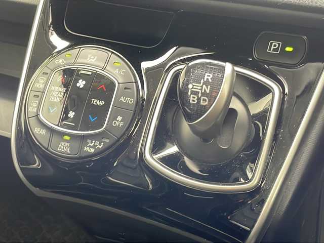 トヨタ エスクァイア ハイブリッド Gi 沖縄県 2015(平27)年 7.2万km ダークバイオレットマイカメタリック 純正ナビ（NSZT-W64）　/（フルセグＴＶ　ＣＤ　ＤＶＤ　Ｂｌｕｅｔｏｏｔｈ）　/ＥＴＣ　/バックカメラ　/前方ドライブレコーダー/クルーズコントロール　/両側パワースライドドア　/スマートキー　/前席シートヒーター　/純正アルミホイール15インチ