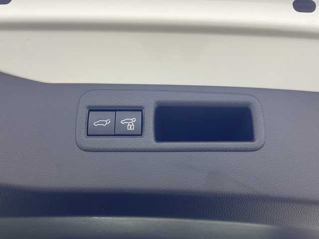 トヨタ ハリアー G 秋田県 2021(令3)年 2.7万km ホワイトパールクリスタルシャイン ４WD/純正ナビ/　(FM/AM/AUX/USB/Bluetooth/フルセグテレビ)/バックカメラ/ビルトインETC/横滑り防止装置/レーンキープアシスト/前後コーナーセンサー/レーダークルーズコントロール/LEDライト/オートライト/オートマチックハイビーム/純正アルミホイール/純正ドアバイザー/パワーバックドア/ミラーヒーター/デジタルインナーミラー/パーキングサポートブレーキ/スペアキー/フロアマット/オートエアコン/デュアルエアコン/ステアリングリモコン/プッシュスタート/スマートキー/電動格納ミラー/ウインカーミラー