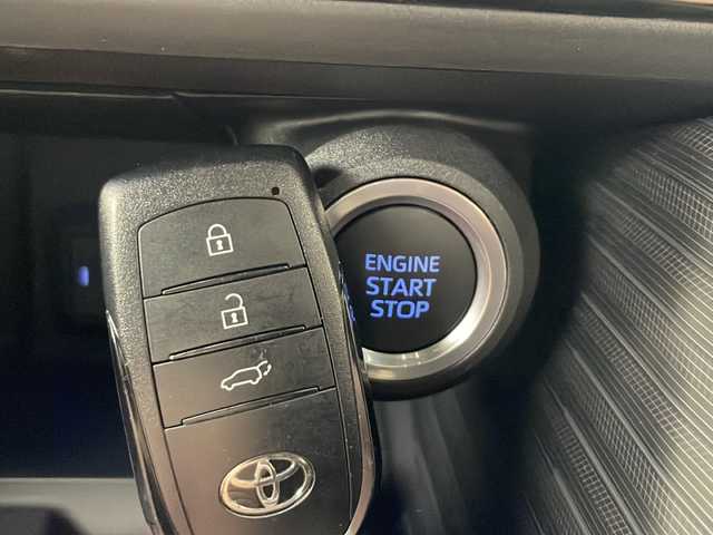 トヨタ ハリアー G 秋田県 2021(令3)年 2.7万km ホワイトパールクリスタルシャイン ４WD/純正ナビ/　(FM/AM/AUX/USB/Bluetooth/フルセグテレビ)/バックカメラ/ビルトインETC/横滑り防止装置/レーンキープアシスト/前後コーナーセンサー/レーダークルーズコントロール/LEDライト/オートライト/オートマチックハイビーム/純正アルミホイール/純正ドアバイザー/パワーバックドア/ミラーヒーター/デジタルインナーミラー/パーキングサポートブレーキ/スペアキー/フロアマット/オートエアコン/デュアルエアコン/ステアリングリモコン/プッシュスタート/スマートキー/電動格納ミラー/ウインカーミラー