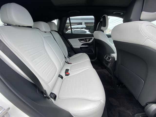 メルセデス・ベンツ Ｍ・ベンツ ＧＬＣ２２０ d 4マチック 福岡県 2023(令5)年 0.8万km パール ・1オーナー/・サンルーフ/・アダプティブクルーズコントロール/・純正HDDナビ/USB/Bluetooth/AppleCarPlay/・全方位カメラ/・白革シート/シートヒーター/・ドライブレコーダー/・フルセグ/・ETC/・純正20AW/・プッシュスタート/・パーキングアシスト/・アイドリングストップ/・スマートキー/・スペアキー/・パワーシート/・レーンキープアシスト/・オートライト/・LEDライト/・置くだけ充電/・パドルシフト/・アンビエントライト/・保証書/・取扱説明書/・記録簿