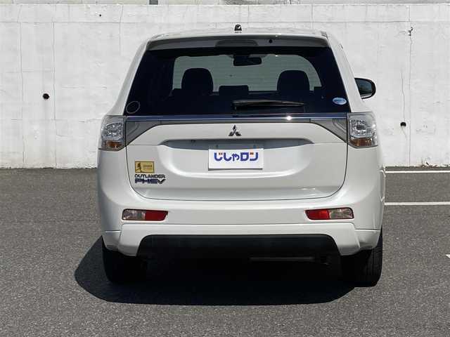 三菱 アウトランダー ＰＨＥＶ G ナビパッケージ 千葉県 2014(平26)年 9.8万km シルキーホワイト (株)IDOMが運営する【じしゃロン八千代店】の自社ローン対象車両になります。こちらは現金またはオートローンご利用時の価格です。自社ローンご希望の方は別途その旨お申付け下さい/純正ナビ/CD/DVD/BT/DTV/バックカメラ/パワーバックドア/クイックチャージ/スマートキー/クルーズコントロール/前席シートヒーター/パワーバックドア/レーンキープアシスト