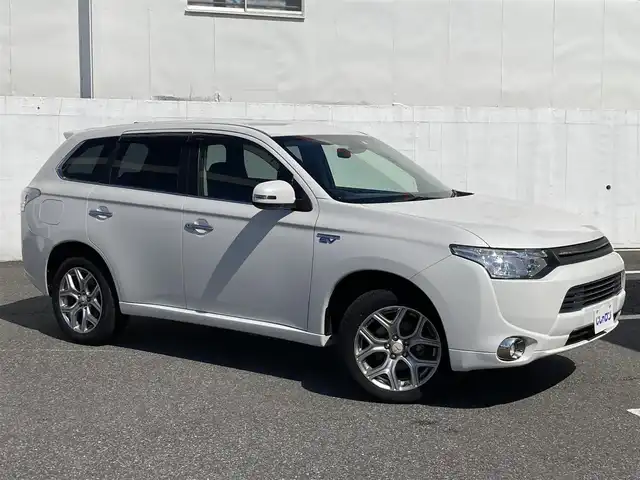 三菱 アウトランダー ＰＨＥＶ G ナビパッケージ 千葉県 2014(平26)年 9.8万km シルキーホワイト (株)IDOMが運営する【じしゃロン八千代店】の自社ローン対象車両になります。こちらは現金またはオートローンご利用時の価格です。自社ローンご希望の方は別途その旨お申付け下さい/純正ナビ/CD/DVD/BT/DTV/バックカメラ/パワーバックドア/クイックチャージ/スマートキー/クルーズコントロール/前席シートヒーター/パワーバックドア/レーンキープアシスト