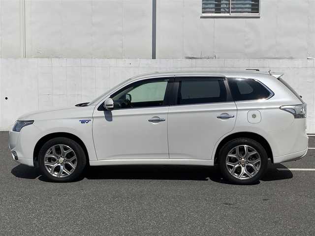 三菱 アウトランダー ＰＨＥＶ G ナビパッケージ 千葉県 2014(平26)年 9.8万km シルキーホワイト (株)IDOMが運営する【じしゃロン八千代店】の自社ローン対象車両になります。こちらは現金またはオートローンご利用時の価格です。自社ローンご希望の方は別途その旨お申付け下さい/純正ナビ/CD/DVD/BT/DTV/バックカメラ/パワーバックドア/クイックチャージ/スマートキー/クルーズコントロール/前席シートヒーター/パワーバックドア/レーンキープアシスト