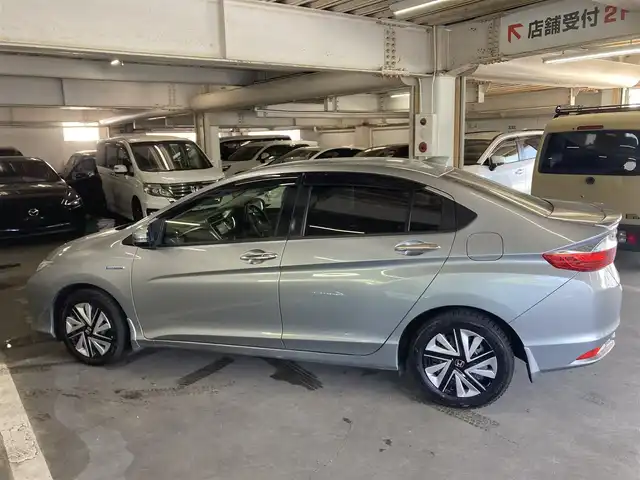ホンダ グレイス ハイブリッド EX 愛知県 2015(平27)年 9.6万km ティンテッドシルバーM 禁煙車/社外SDナビ/ FM/AM/DVD/CD/SD/USB/Bluetooth/フルセグTV/バックカメラ/ETC/クルーズコントロール/パドルシフト/革巻きステアリング/ステアリングスイッチ/AUTOライト/LEDヘッドライト/フォグランプ/電動格納ミラー/バニティミラー/ウィンカーミラー/純正フロアマット/ドアバイザー/新車時保証書