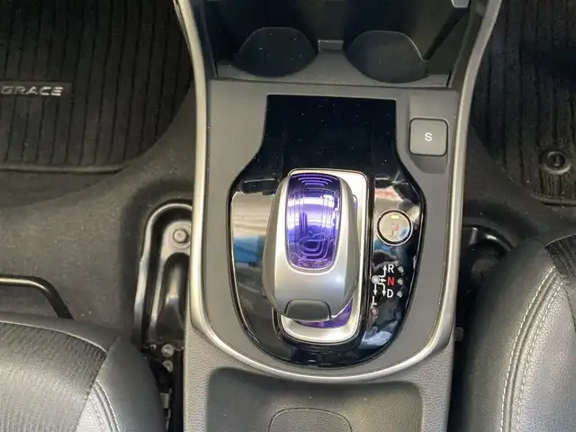 ホンダ グレイス ハイブリッド EX 愛知県 2015(平27)年 9.6万km ティンテッドシルバーM 禁煙車/社外SDナビ/ FM/AM/DVD/CD/SD/USB/Bluetooth/フルセグTV/バックカメラ/ETC/クルーズコントロール/パドルシフト/革巻きステアリング/ステアリングスイッチ/AUTOライト/LEDヘッドライト/フォグランプ/電動格納ミラー/バニティミラー/ウィンカーミラー/純正フロアマット/ドアバイザー/新車時保証書