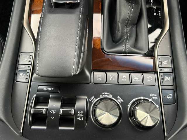 レクサス ＬＸ 570 愛知県 2021(令3)年 2.7万km ソニッククォーツ モデリスエアロ/モデリスタアルミホイール　/サンルーフ　/クールボックス　/リア電動シート　/カラーヘッドアップディスプレイ/１２．３インチ純正ナビ　/アラウンドビューモニター　/レクサスセーフティシステムプラス/・プリクラッシュセーフティ/・レーンディパーチャーアラート(LDA)/・オートマチックハイビーム(AHB)/・レーダークルーズコントロール（全車速追従機能付）/ＥＴＣ２．０/前後ドライブレコーダー/２１インチ純正アルミホイール　/ＢＳＭ　/黒革シート/パワーシート　/シートヒーター／エアシート/AC１００Vコンセント/保証書/取説/記録簿/スペアキー（カードキー有）