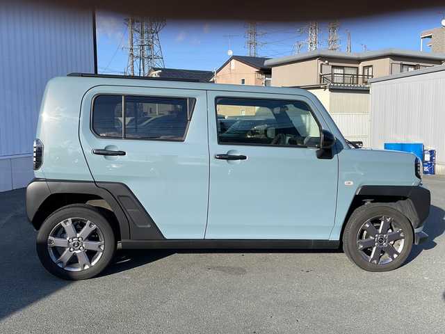 ダイハツ タフト G ダーククロムベンチャー 三重県 2023(令5)年 1.2万km レイクブルーメタリック 登録時走行距離/　11640km/禁煙車/純正メモリナビ(型番:NMZK-W72D)/　【CD/DVD/BT/フルセグTV】/全方位カメラ/衝突被害軽減システム/横滑り防止装置/盗難防止装置/電子パーキング/革巻きハンドル/ドライブレコーダー/ガラスルーフ/ルーフレール/シートヒーター/オートリトラミラー/オートライト/純正LEDライト/フォグランプ/プッシュスタート/スマートキー/スペアキー×1/アイドリングストップ/純正アルミホイール 15インチ/フロアマット