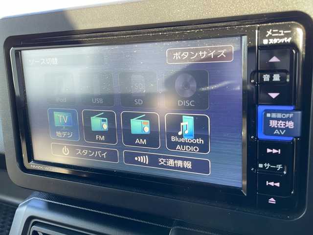ダイハツ タフト G ダーククロムベンチャー 三重県 2023(令5)年 1.2万km レイクブルーメタリック 登録時走行距離/　11640km/禁煙車/純正メモリナビ(型番:NMZK-W72D)/　【CD/DVD/BT/フルセグTV】/全方位カメラ/衝突被害軽減システム/横滑り防止装置/盗難防止装置/電子パーキング/革巻きハンドル/ドライブレコーダー/ガラスルーフ/ルーフレール/シートヒーター/オートリトラミラー/オートライト/純正LEDライト/フォグランプ/プッシュスタート/スマートキー/スペアキー×1/アイドリングストップ/純正アルミホイール 15インチ/フロアマット
