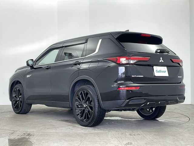 三菱 アウトランダー ＰＨＥＶ ブラックエディション 鹿児島県 2023(令5)年 1.2万km アメジストブラック 純正メモリナビ/(BT/AppleCarPlay/Androidauto/フルセグTV)/アラウンドビューモニター/パワーシート/ワイヤレス充電/パワーバックドア/レーダークルーズコントロール/オートマチックハイビーム/前後コーナーセンサー/パドルシフト/ステアリングヒーター/前席シートヒーター/ハーフレザーシート/バックカメラ/レーンキープアシスト/ブラインドスポットモニター/プラグインHV/アイドリングストップ/純正フロアマット/純正20インチアルミホイール