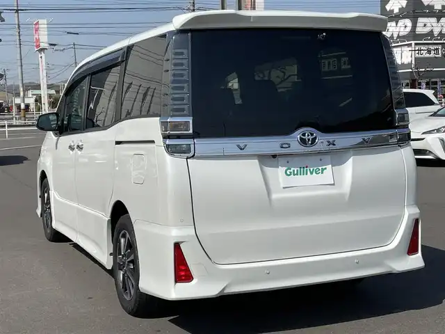 トヨタ ヴォクシー ZS 煌Ⅱ 岡山県 2020(令2)年 5.8万km 白 ワンオーナー/純正10インチSDナビ/(CD/DVD/フルセグTV/Bluetooth)/バックカメラ/後席用12インチフリップダウンモニター/両側パワースライドドア/トヨタセーフティセンス/・プリクラッシュセーフティ/・レーンディパーチャーアラート/・オートマチックハイビーム/・先行車発進告知/クルーズコントロール/インテリジェントクリアランスソナー/LEDオートヘッドライト/バックドアイージークローズ/ETC/プッシュスタート/スマートキー×2/禁煙車