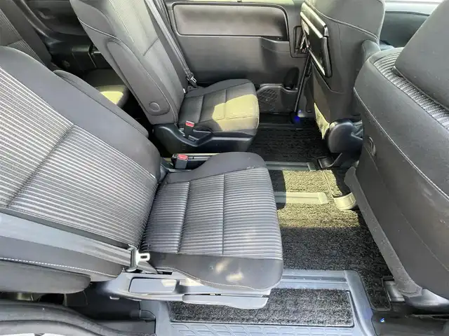トヨタ ヴォクシー ZS 煌Ⅱ 岡山県 2020(令2)年 5.8万km 白 ワンオーナー/純正10インチSDナビ/(CD/DVD/フルセグTV/Bluetooth)/バックカメラ/後席用12インチフリップダウンモニター/両側パワースライドドア/トヨタセーフティセンス/・プリクラッシュセーフティ/・レーンディパーチャーアラート/・オートマチックハイビーム/・先行車発進告知/クルーズコントロール/インテリジェントクリアランスソナー/LEDオートヘッドライト/バックドアイージークローズ/ETC/プッシュスタート/スマートキー×2/禁煙車