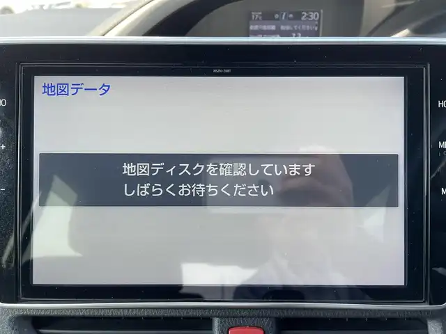 トヨタ ヴォクシー ZS 煌Ⅱ 岡山県 2020(令2)年 5.8万km 白 ワンオーナー/純正10インチSDナビ/(CD/DVD/フルセグTV/Bluetooth)/バックカメラ/後席用12インチフリップダウンモニター/両側パワースライドドア/トヨタセーフティセンス/・プリクラッシュセーフティ/・レーンディパーチャーアラート/・オートマチックハイビーム/・先行車発進告知/クルーズコントロール/インテリジェントクリアランスソナー/LEDオートヘッドライト/バックドアイージークローズ/ETC/プッシュスタート/スマートキー×2/禁煙車