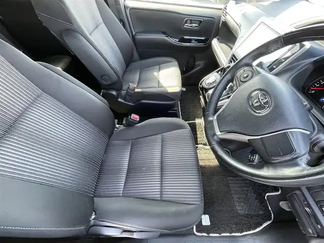 トヨタ ヴォクシー ZS 煌Ⅱ 岡山県 2020(令2)年 5.8万km 白 ワンオーナー/純正10インチSDナビ/(CD/DVD/フルセグTV/Bluetooth)/バックカメラ/後席用12インチフリップダウンモニター/両側パワースライドドア/トヨタセーフティセンス/・プリクラッシュセーフティ/・レーンディパーチャーアラート/・オートマチックハイビーム/・先行車発進告知/クルーズコントロール/インテリジェントクリアランスソナー/LEDオートヘッドライト/バックドアイージークローズ/ETC/プッシュスタート/スマートキー×2/禁煙車