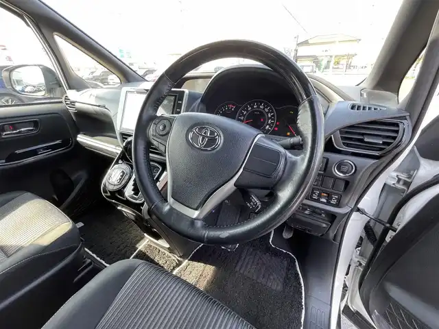 トヨタ ヴォクシー ZS 煌Ⅱ 岡山県 2020(令2)年 5.8万km 白 ワンオーナー/純正10インチSDナビ/(CD/DVD/フルセグTV/Bluetooth)/バックカメラ/後席用12インチフリップダウンモニター/両側パワースライドドア/トヨタセーフティセンス/・プリクラッシュセーフティ/・レーンディパーチャーアラート/・オートマチックハイビーム/・先行車発進告知/クルーズコントロール/インテリジェントクリアランスソナー/LEDオートヘッドライト/バックドアイージークローズ/ETC/プッシュスタート/スマートキー×2/禁煙車
