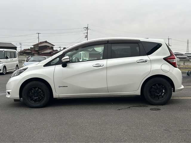 日産 ノート e－パワー X 香川県 2018(平30)年 6.7万km ブリリアントホワイトパール 純正SDナビ【MM317D-W】/・CD/DVD/フルセグ/Bluetooth/エマージェンシーブレーキ/アラウンドビューモニター/車線逸脱警報機能/前方ドライブレコーダー/デジタルインナーミラー/ETC/純正フロアマット/社外14インチAW/スマートキー/スペア一本/取扱説明書/保証書