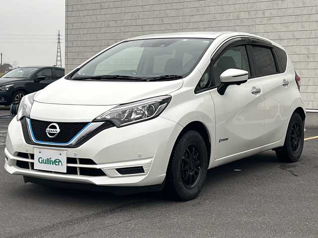 日産 ノート e－パワー X 香川県 2018(平30)年 6.7万km ブリリアントホワイトパール 純正SDナビ【MM317D-W】/・CD/DVD/フルセグ/Bluetooth/エマージェンシーブレーキ/アラウンドビューモニター/車線逸脱警報機能/前方ドライブレコーダー/デジタルインナーミラー/ETC/純正フロアマット/社外14インチAW/スマートキー/スペア一本/取扱説明書/保証書