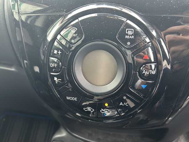 日産 ノート e－パワー X 福岡県 2018(平30)年 6.7万km ブリリアントホワイトパール (株)IDOMが運営する【じしゃロン八幡西店】の自社ローン専用車両になります。こちらは現金またはオートローンご利用時の価格です。自社ローンご希望の方は別途その旨お申付け下さい/純正SDナビ【MM317D-W】/・CD/DVD/フルセグ/Bluetooth/エマージェンシーブレーキ/アラウンドビューモニター/車線逸脱警報機能/前方ドライブレコーダー/デジタルインナーミラー/ETC/純正フロアマット/社外14インチAW/スマートキー/スペア一本/取扱説明書/保証書