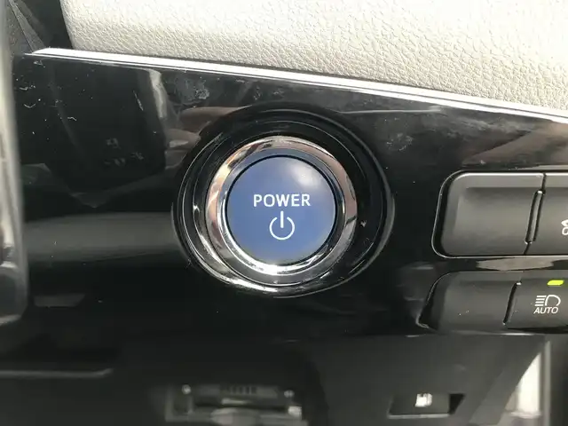 トヨタ プリウス S ツーリングセレクション 栃木県 2016(平28)年 14.5万km アティチュードブラックマイカ 株)IDOMが運営する【じしゃロン小山店】の自社ローン専用車両になります。こちらは現金またはオートローンご利用時の価格です。自社ローンご希望の方は別途その旨お申付け下さい//禁煙車/純正フルセグナビ/（CD/DVD/AM/FMラジオ）/(Bluetooth)/スマートキー/プッシュスタート/バックカメラ/ＥＴＣ２．０/両側パワースライド/フリップダウンモニター/ステアリングリモコン/電動格納ドアミラー/パワーウインドウ/オートライト/防眩ミラー