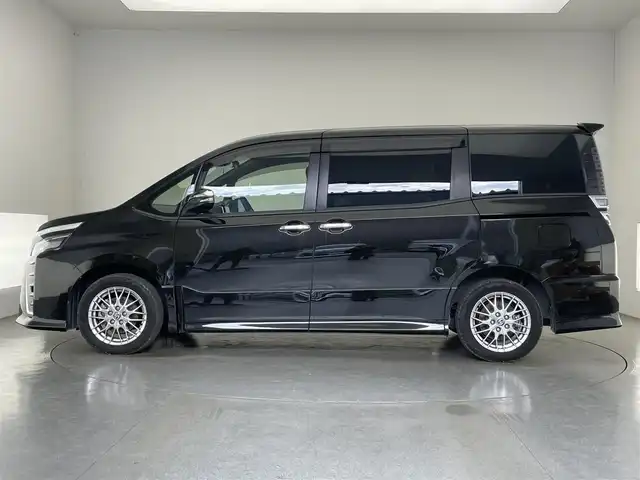 トヨタ ヴォクシー ハイブリッド ZS 煌Ⅲ 愛知県 2020(令2)年 3.8万km イナズマスパーキングブラックガラスフレーク アルパイン９型ナビ　アルパインフリップダウンモニター　シートヒーター　禁煙車　ＨＤＭＩ　両側パワースライドドア　ＥＴＣ　バックカメラ　オートハイビーム　ＬＥＤオートライト　フォグ　コーナーセンサー　衝突軽減　車線逸脱　クルコン　セーフティセンス　　ハーフレザーシート　