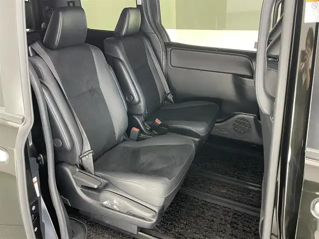 トヨタ ヴォクシー ハイブリッド ZS 煌Ⅲ 愛知県 2020(令2)年 3.8万km イナズマスパーキングブラックガラスフレーク アルパイン９型ナビ　アルパインフリップダウンモニター　シートヒーター　禁煙車　ＨＤＭＩ　両側パワースライドドア　ＥＴＣ　バックカメラ　オートハイビーム　ＬＥＤオートライト　フォグ　コーナーセンサー　衝突軽減　車線逸脱　クルコン　セーフティセンス　　ハーフレザーシート　