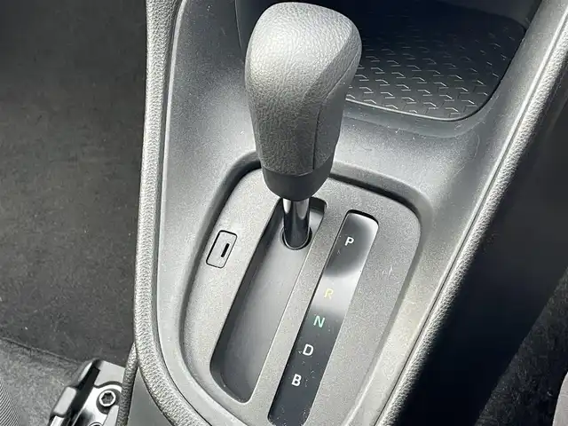 トヨタ ヤリス ハイブリッド X 群馬県 2020(令2)年 5.2万km スーパーホワイトⅡ 7型ディスプレイオーディオ/FM・AM・BT・Miracast/バックカメラ/ビルトインETC/横滑り防止装置/レーンキープアシスト/衝突軽減ブレーキ/アイドリングストップ/スペアキー