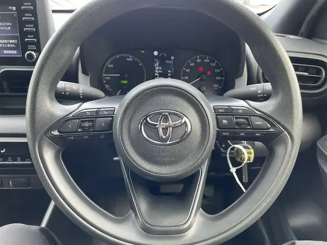 トヨタ ヤリス ハイブリッド X 群馬県 2020(令2)年 5.2万km スーパーホワイトⅡ 7型ディスプレイオーディオ/FM・AM・BT・Miracast/バックカメラ/ビルトインETC/横滑り防止装置/レーンキープアシスト/衝突軽減ブレーキ/アイドリングストップ/スペアキー