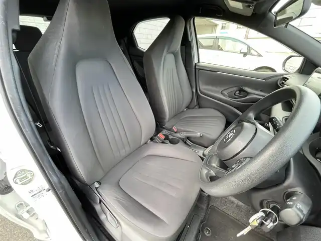 トヨタ ヤリス ハイブリッド X 群馬県 2020(令2)年 5.2万km スーパーホワイトⅡ 7型ディスプレイオーディオ/FM・AM・BT・Miracast/バックカメラ/ビルトインETC/横滑り防止装置/レーンキープアシスト/衝突軽減ブレーキ/アイドリングストップ/スペアキー