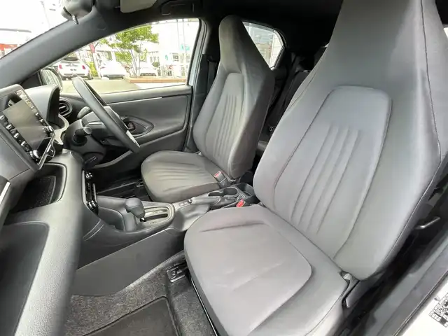 トヨタ ヤリス ハイブリッド X 群馬県 2020(令2)年 5.2万km スーパーホワイトⅡ 7型ディスプレイオーディオ/FM・AM・BT・Miracast/バックカメラ/ビルトインETC/横滑り防止装置/レーンキープアシスト/衝突軽減ブレーキ/アイドリングストップ/スペアキー