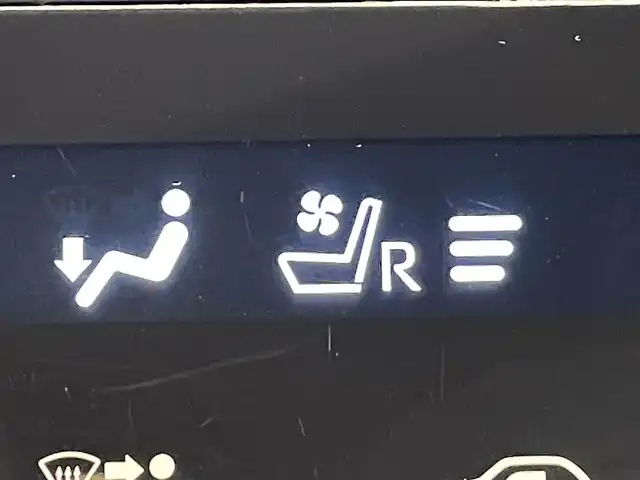 トヨタ ハリアー プログレス メタル&レザーPスタイルブルーイッシュ 愛知県 2018(平30)年 5万km スパークリングブラックパールクリスタルシャイン 純正９インチナビ　/（AM/FM/CD・DVD再生/SD/USB/Bluetooth/フルセグTV/AUX)/サンルーフ　/ＪＢＬサウンド　/パノラミックビューモニター　/寒冷地仕様　/ＥＴＣ　/電動バックドア　/エアシート/シートヒーター　/トヨタセーフティセンス　/　　-プリクラッシュセーフティ/　　-レーンディパーチャーアラート/　　-アダプティブハイビームシステム/　　-レーダークルーズコントロール/LEDヘッドライト/LEDフォグランプ/パワーシート　(メモリ機能付）/クリアランスソナー/アイドリングストップ/プッシュスタート/　　-スマートキー/シーケンシャルターンランプ