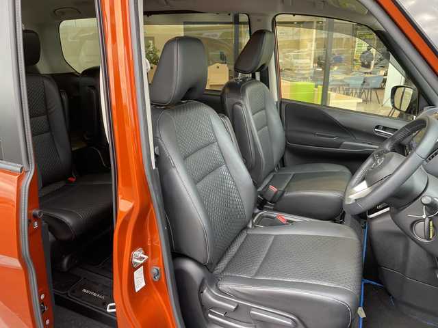 日産 セレナ e－パワー ハイウェイスター V 愛知県 2020(令2)年 4.6万km サンライズオレンジ/ダイヤモンドブラック プロパイロット/純正10型ナビ/フリップダウンモニター/両側パワースライドドア/レーダークルーズコントロール/シートヒーター/純正アルミホイール/ＥＴＣ/LEDヘッドライト/ドライブレコーダー/ステアリングヒーター/ブラインドスポットモニター/衝突軽減システム/フルセグ/CD DVD/Bluetooth/ステアリングスイッチ/スマートキー/プッシュスタート