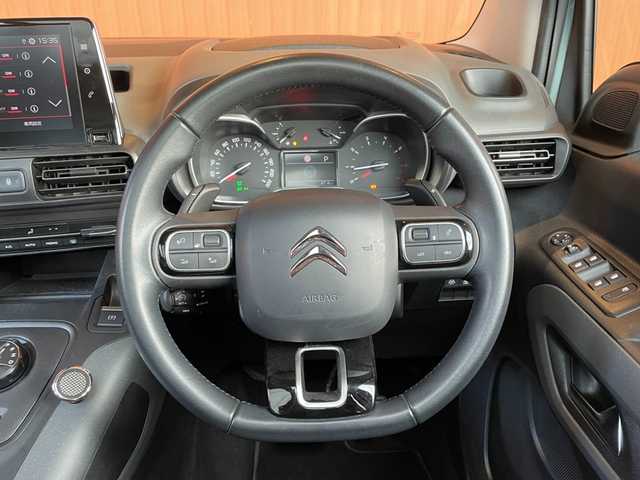 シトロエン ベルランゴ 愛知県 2020(令2)年 5.6万km ライトブルー ガラスルーフ/純正ディスプレイオーディオ/バックカメラ/サイドカメラ/360度カメラ/AppleCarPlay/サンブラインド/アクティブクルーズコントロール/ブラインドスポットアシスト/レーンキープ/ETC/ルーフレール